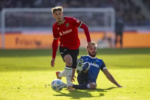 Karlsruhes Fabian Schleusener versucht hier, Phil Neumann zu stoppen. 