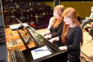 Wollen nun auch als künstlerische Leiterinnen eines Festivals Musik gestalten: Clara und Marie Becker, hier bei einem Klavier-Wo