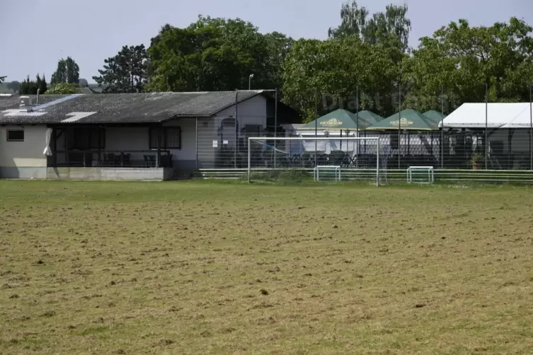 Aus diesem pflegeintensiven Sportplatz soll nach dem Willen des Gemeinderats und des TuS ein kleines Baugebiet werden. 