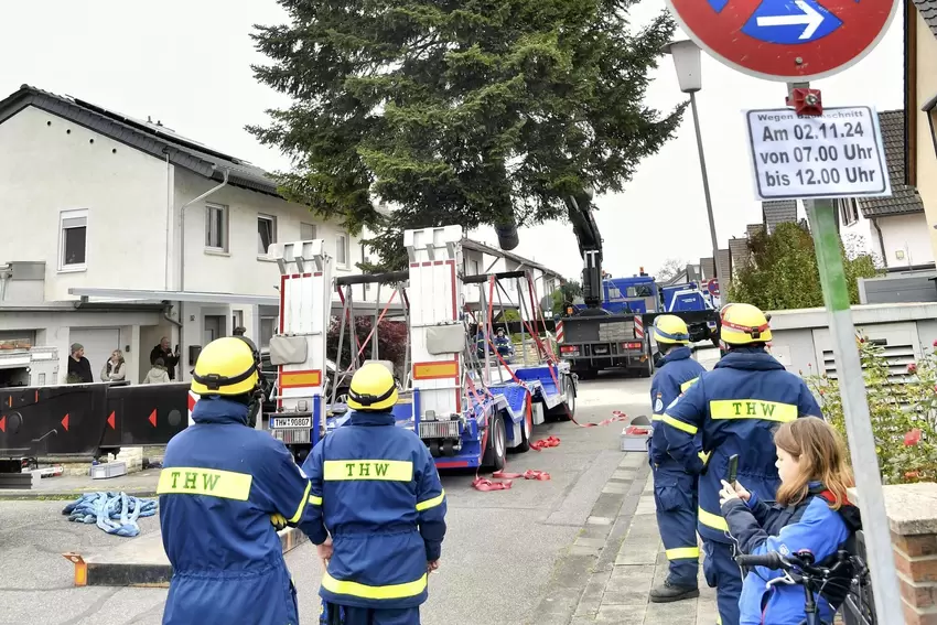 Zaungäste: Etliche Anwohner beobachteten das Spektakel am Samstagvormittag in der Stettiner Straße.