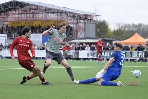 FCK-Stürmer Oskar Prokopchuk (links) scheitert am starken Arminia-Torhüter Kevin Urban. In der Mitte Verteidiger Lukas Kebernik.