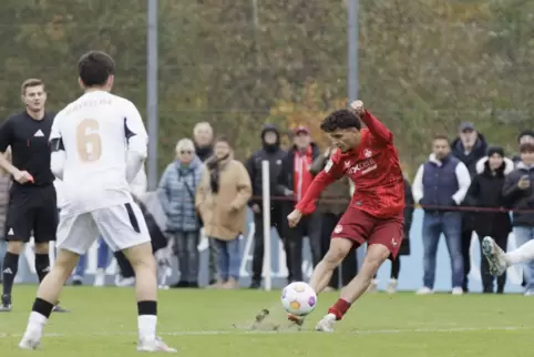 Brachte den FCK mit 1:0 in Führung: Marvin Yüsiün, hier gegen Naba Mensah.