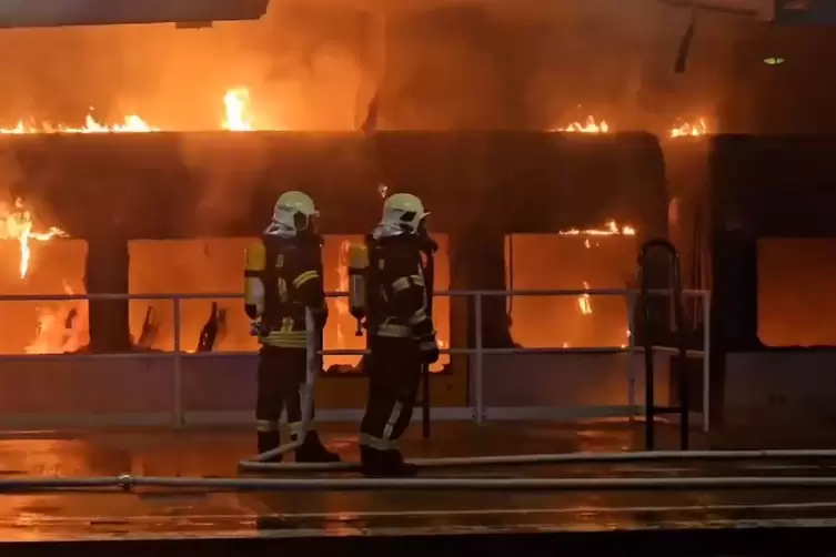 Zug brennt im S-Bahnhof Ahrensfelde