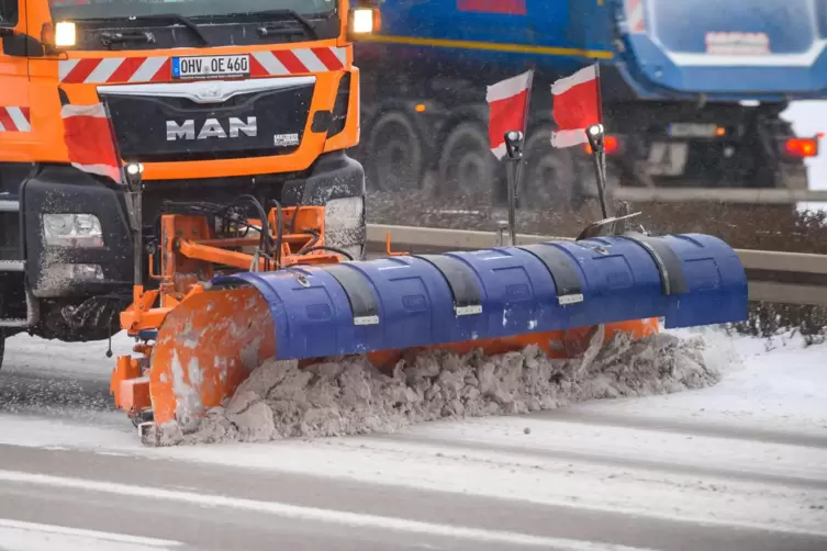 Sobald es schneit oder friert, kann der Winterdienst der Autobahn GmbH reagieren. 