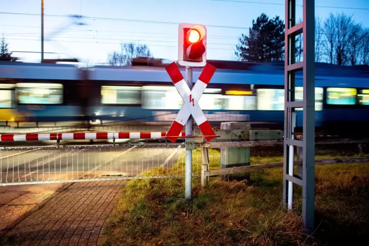 Symbolbild eines Bahnübergangs. In Mundenheim soll an solchen Schienen der Teufel lauern.