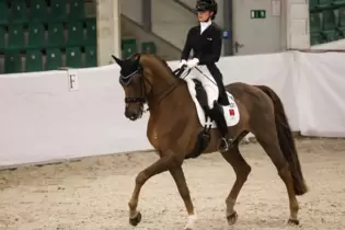 Florine Lipsmeier (SC Hessen Dreieich) siegt mit Jackpot HS in der Drei-Sterne-Intermediaire A beim Dressurturnier der DSG Blies