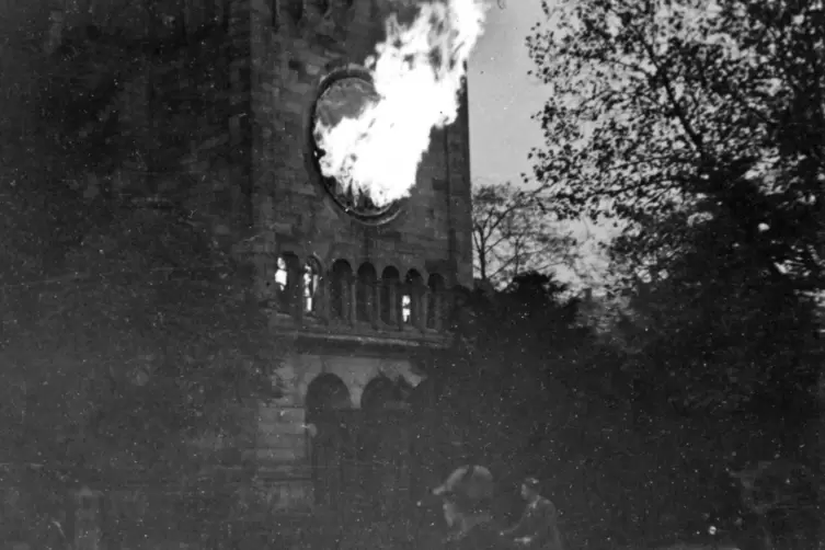 In der Reichspogromnacht 1938 brannten deutschlandweit, also auch in der Südpfalz, wie hier in Landau, die Synagogen. 