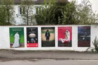 Stein des Anstoßes: die Plakate an der Mauer von Webers Grundstück.