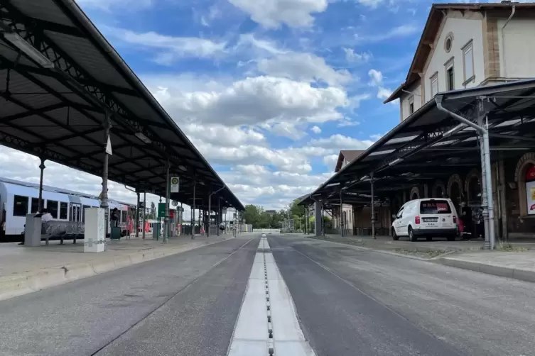 Die Schwerlastrinne liegt inzwischen, aber barrierefrei ist der Busbahnhof bis heute nicht. 