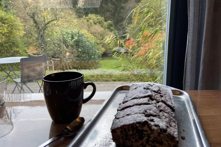 Der Blick vom Kaffeetisch ins weitläufige Gelände.