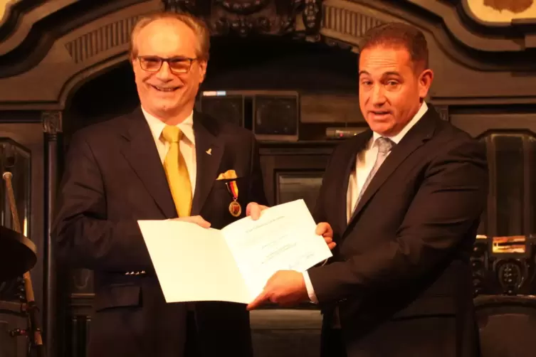 Hannes Kopf (rechts) überreicht Josef A. Geyer die Landesverdienstmedaille mit Urkunde.