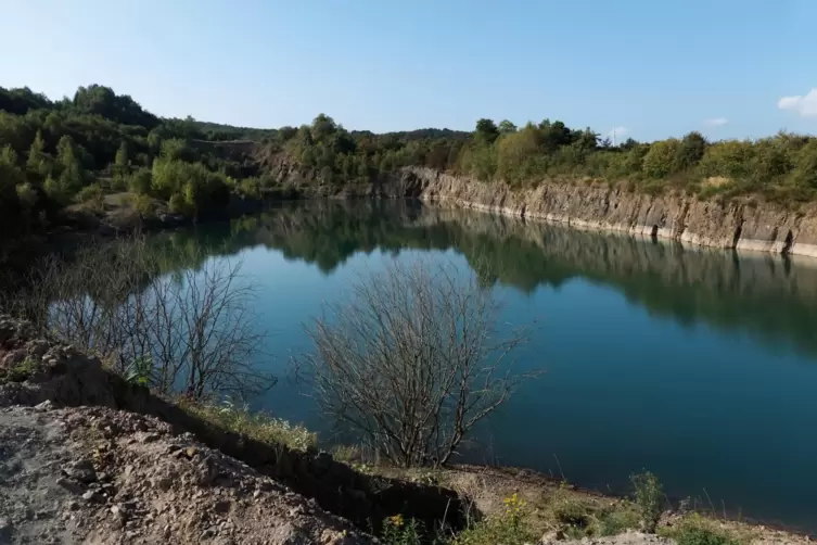 Der Schein trügt: So ruhig und idyllisch der Steinbruch-Weiher auch aussehen mag, so gefährlich ist er für Personen, die dort il