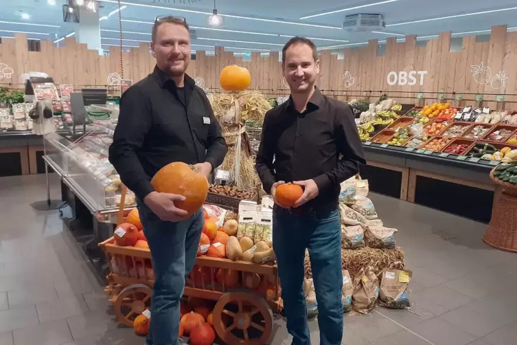  Marktleiter Heiko Karg (links) und der Vertriebsleiter des Kissel Einzelhandels, Matthias Scholz, in der Obst- und Gemüseabteil