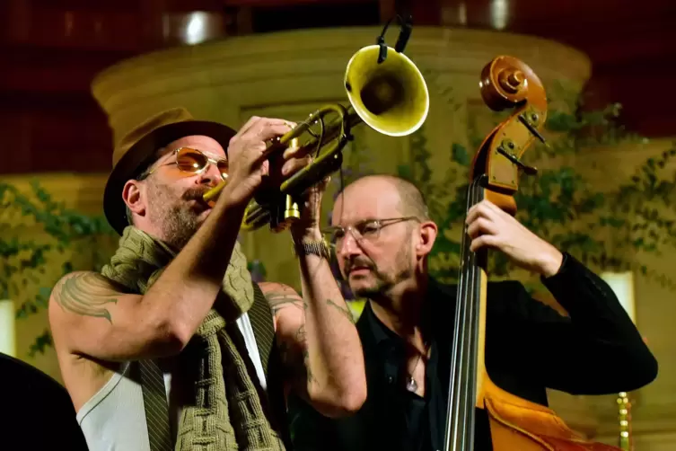 „Der Krieg muss aufhören“: Avishai Cohen (links), hier mit Kontrabassist Barak Mori, sah sein Konzert als ein Friedensgebet an.