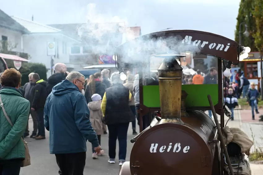 Eines der Angebote auf dem Martinsmarkt: Heiße Maroni.