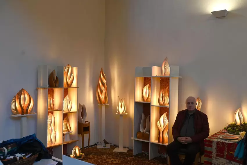 Dermot O`Brien stellte in der Kirche Skulpturen aus Licht und Holz aus.