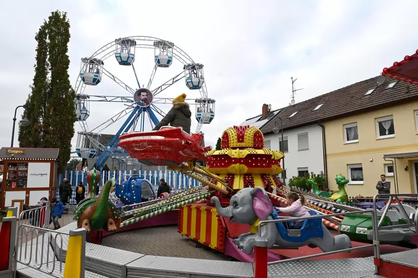 Ein Mini-Riesenrad und ein Karussell sorgten für Kinderspaß.