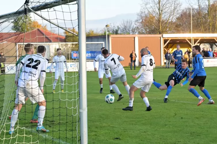 Speyers Martin Berac (Zweiter von rechts) erzielt das 1:1. 