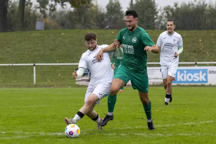 Grünstadts Sturm-Ass Marcel Meinen (links), hier im Spiel gegen die SpVgg Ingelheim, traf zweimal.