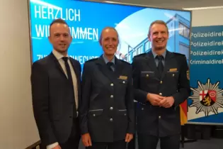 Johannes Freundorfer (links), Annika Wiese und Andreas Sarter, neuer Polizeipräsident, beim Stabwechsel.