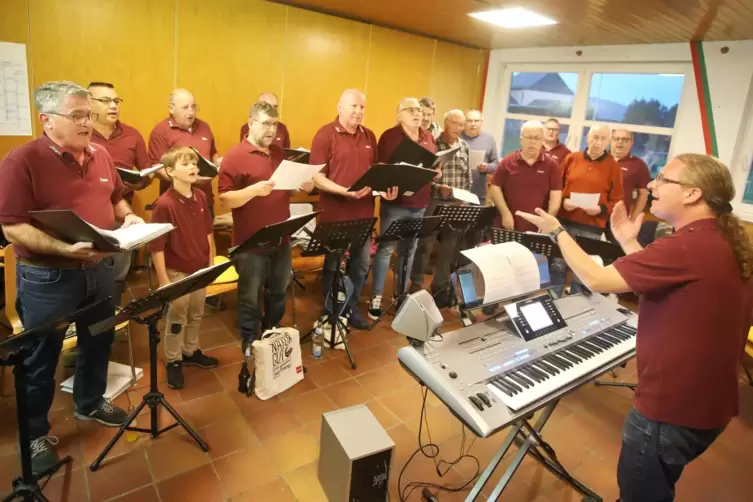 Männergesangverein Pfeffelbach: Stimmung bei der Chorprobe im Mehrgenerationenhaus unter der Leitung von Dirigent Mario Rimpler