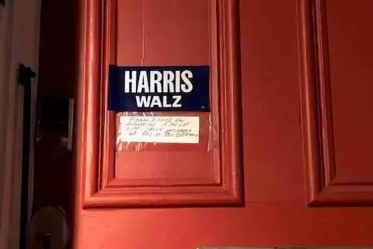 Werbung für Kamala Harris und ihren Vize Tim Walz auf einer Haustür.