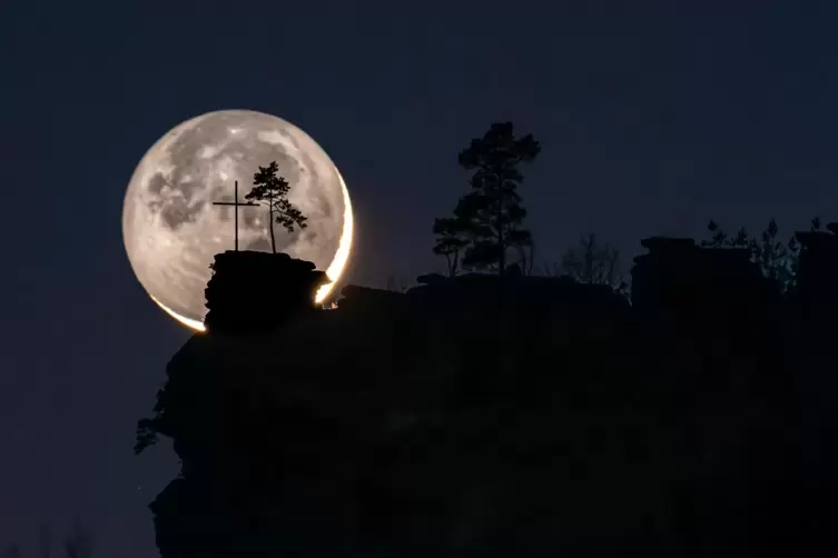 Spektakulär: Der Sichel-Mond, von Jochen Heim eingefangen direkt hinter dem Rötzenfels bei Gossersweiler-Stein in der Südpfalz, 