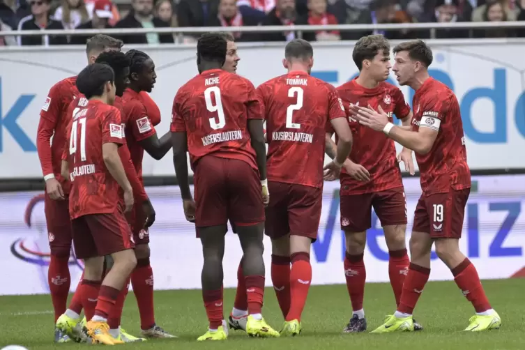 Kaiserslauterns Kapitän Daniel Hanslik (rechts) spricht nach dem Spiel gegen den 1. FC Magdeburg am Sonntag vom Feuer, das im Te