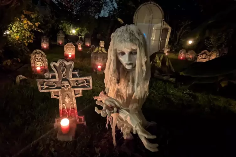 Gruselig: der Friedhof im Garten von Jens Przygode.