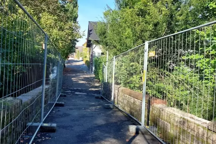 Die beschädigte Klingbach-Brücke ist abgesperrt. 