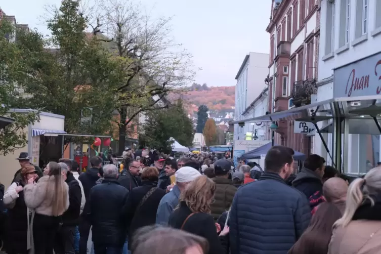 Großer Andrang: Teilweise gab es beim Streetfood-Festival in der Kuseler Innenstadt kaum noch ein Durchkommen. 