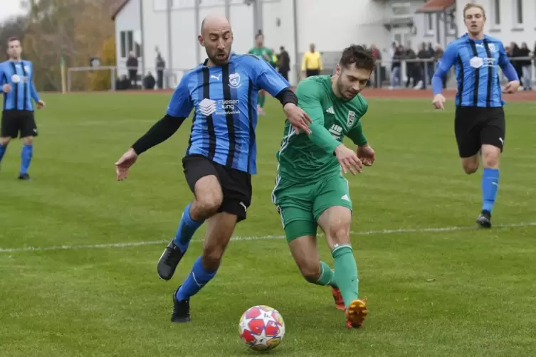 Erneute Niederlage: Michael Helfrich vom SV Hinterweidenthal (links) versucht, vor Max Höflich vom SV Kirchheimbolanden, der zum