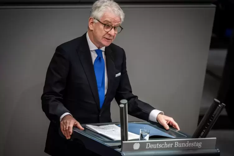 Marcel Reif bei seiner Rede im Bundestag. 