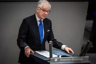 Marcel Reif bei seiner Rede im Bundestag.