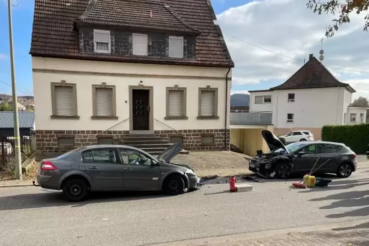 Drei Personen wurden bei dem Unfall verletzt. 