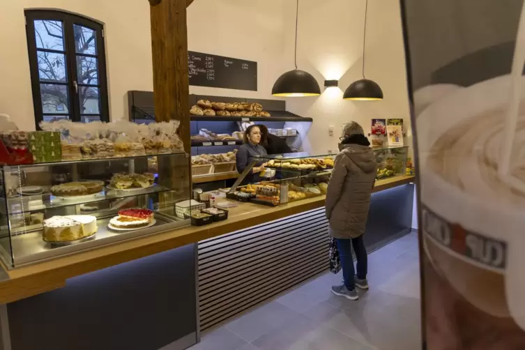 Am Montag konnten sich Großkarlbacher einen ersten Eindruck von der neuen Bäckereifiliale im Ort verschaffen.