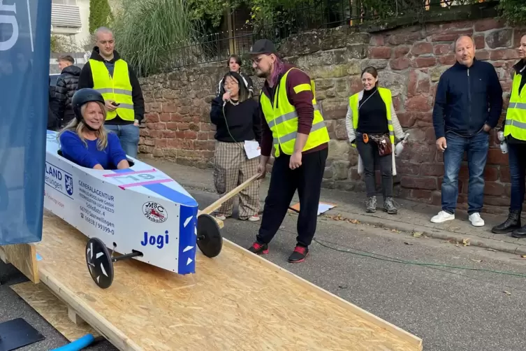 Beim Promi-Seifenkistenrennen war unter anderem Realschulrektorin Cornelia Geiser am Start.