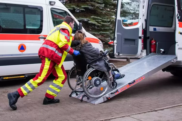 Rettungssanitäter Matthias Doll kritisiert, dass Kranken- und Rettungswagen zu oft für Krankenfahrten eingesetzt werden – und da