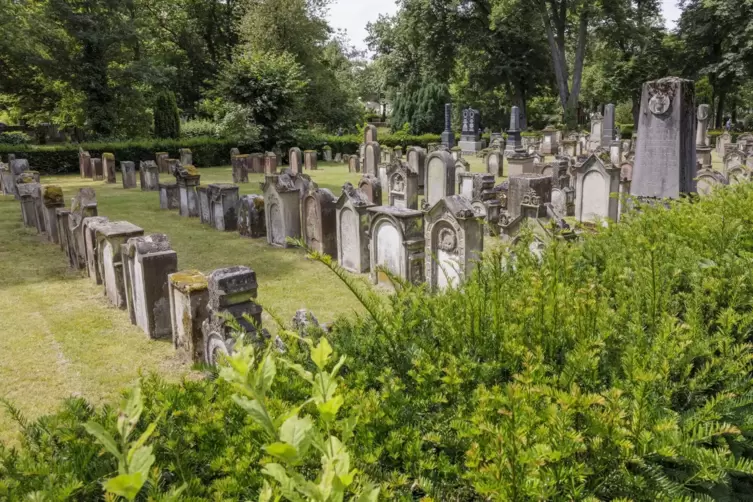 Nach jüdischer Tradition sind die Gräber auf dem jüdischen Friedhof nach Osten in Richtung Jerusalem ausgerichtet.