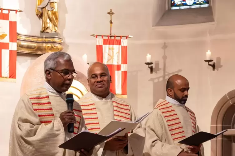 Pater Pious Paul Oroplackal, Pater Michael George und Kaplan Ebimon Abraham (von links) von der katholischen Pfarrei St. Wendeli