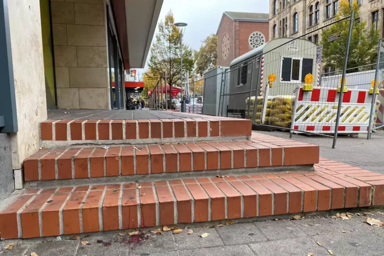 Das Opfer wurde im Bereich eines Baucontainers vor der Stadtbibliothek aus einer Gruppe von mehreren Personen heraus mit einem M