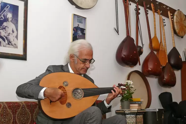 Mehmet Ungan lehrt auch das Spielen der Oud, ein traditionelles Instrument aus dem arabischen Raum. 