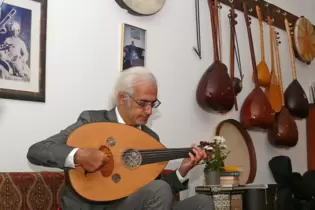 Mehmet Ungan lehrt auch das Spielen der Oud, ein traditionelles Instrument aus dem arabischen Raum.