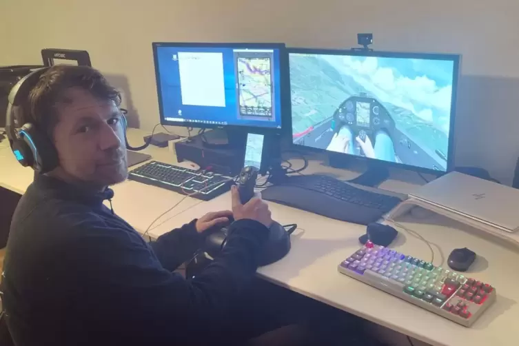 Der Neustadter Segelflugpilot Frank Schwerdtfeger trainiert zu Hause am Simulator.