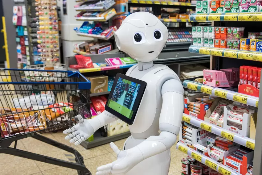 Pepper hilft beim Einkaufen in einem Supermarkt in Hessen.