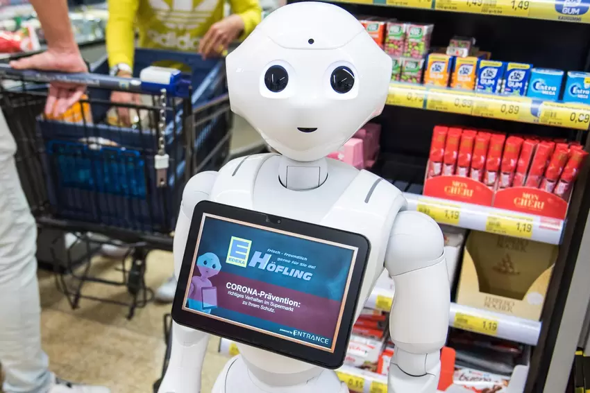 Pepper erklärt Corona-Regeln in einem Supermarkt in Schleswig-Holstein.