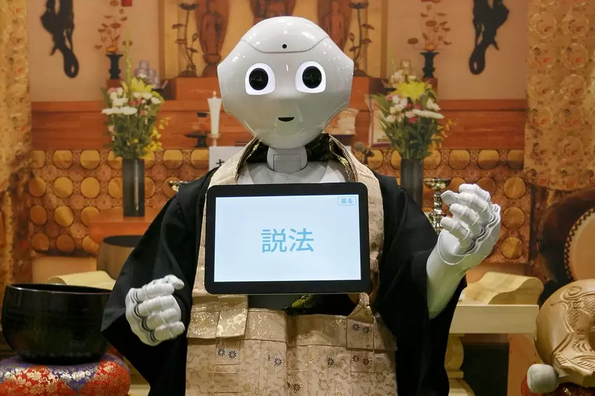 Pepper als japanischer Mönch: Ein Unternehmen hatte 2018 angekündigt, den Roboter bei Beerdigungen einsetzen zu wollen.