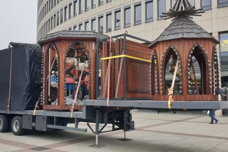 Solche Passagiere sieht man auch nicht jeden Tag: Nussknacker auf dem Sattelzug der Familie Schultz. 