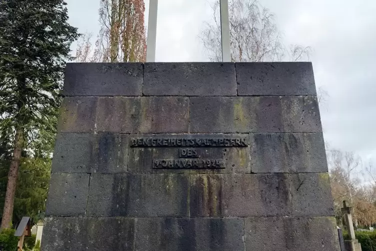 Friedhof: in seiner Bewertung umstrittenes Grab- und Denkmal.