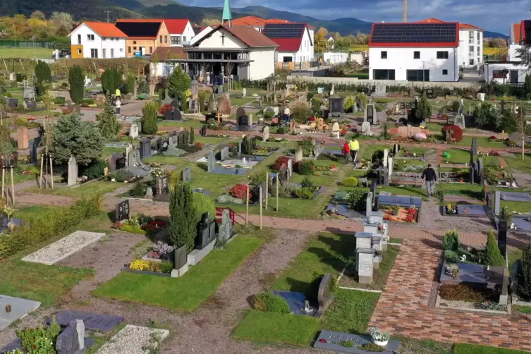 Barrierefrei umgestaltet: der Maikammerer Friedhof. 